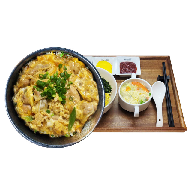 Fried rice topped with Chicken and egg